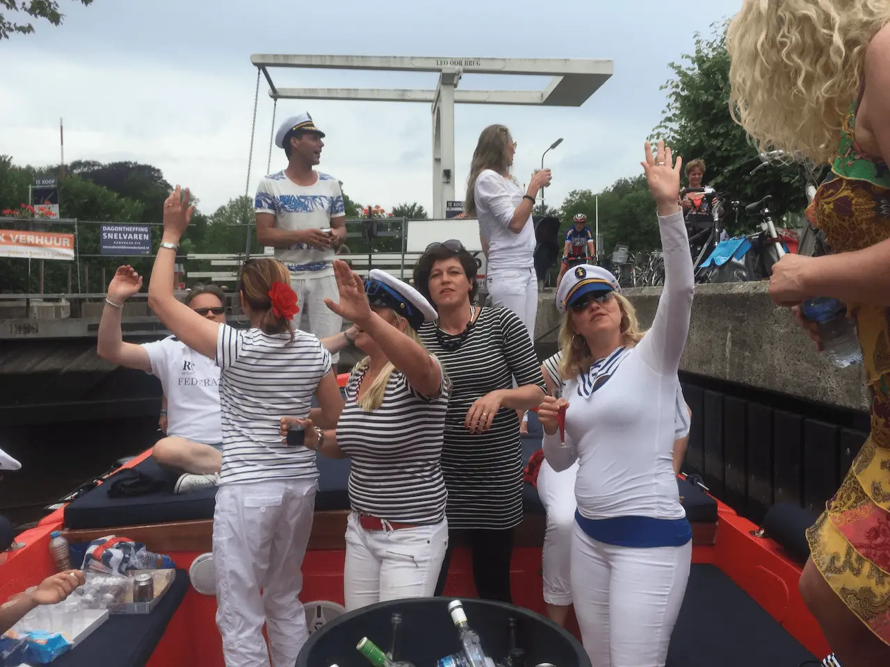 Gasten vieren feest aan boord van de luxe sloep – Heerlijkdagje Bubbels Arrangement Loosdrecht