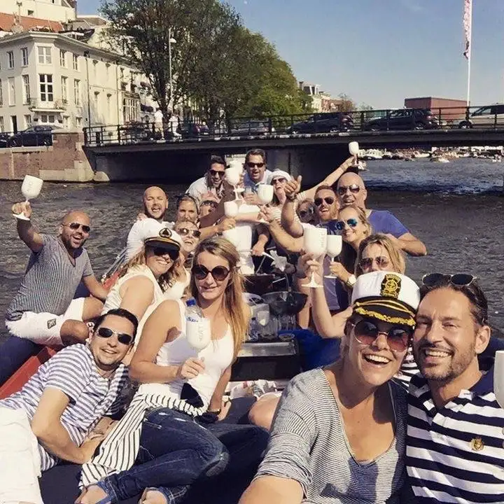 Proosten met drankjes op de sloep