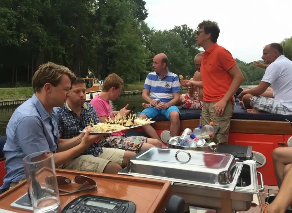 Gasten genieten van tapas