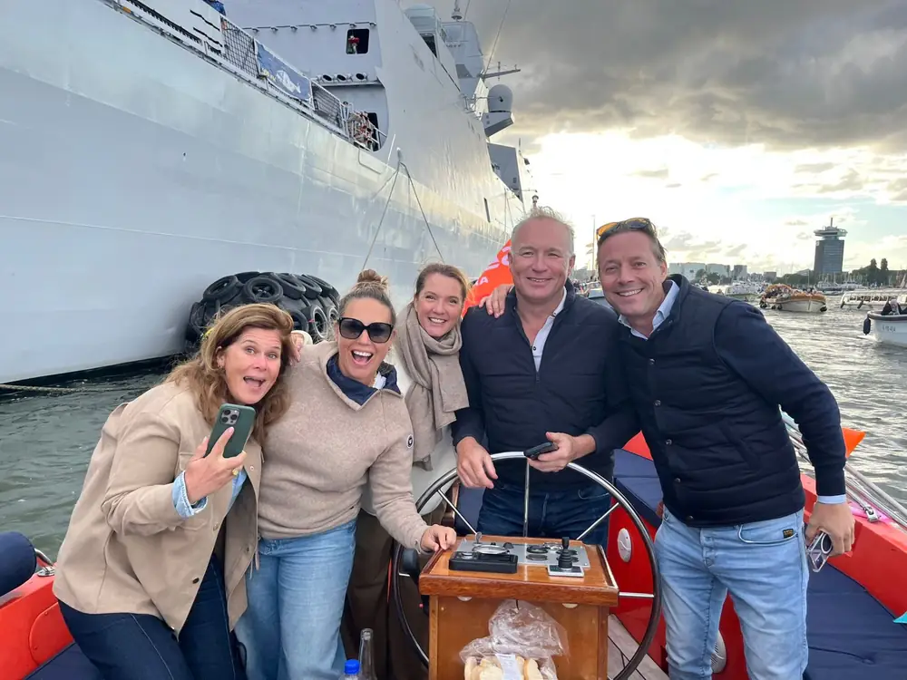 Gezellige groep op de sloep