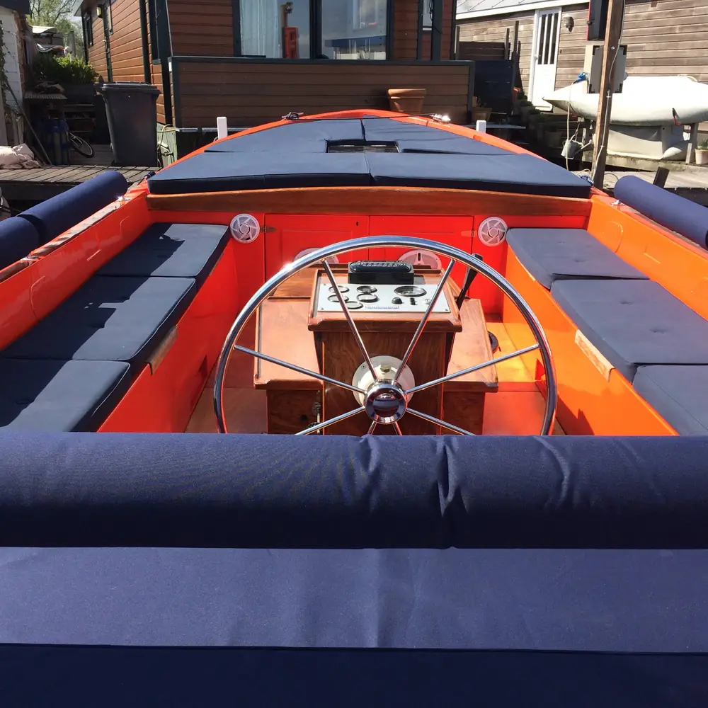 Gasten genieten op het dek – interieur luxe sloep Heerlijkdagje tijdens varen op de Vecht met schipper