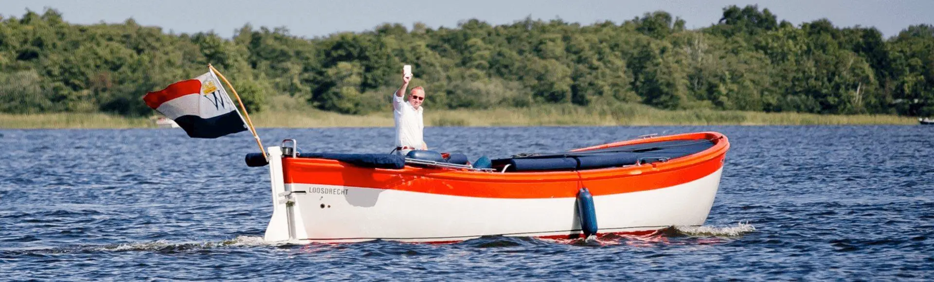 Privé sloep met schipper op de Vecht bij Loosdrecht