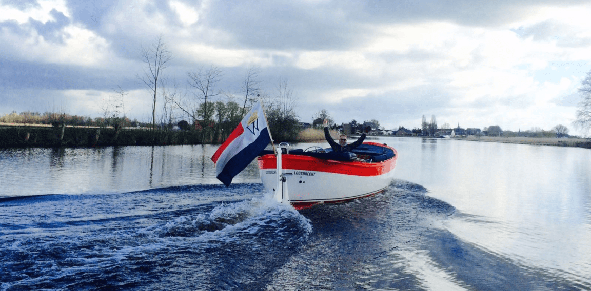 Privé sloep met schipper op de Vecht bij Loosdrecht