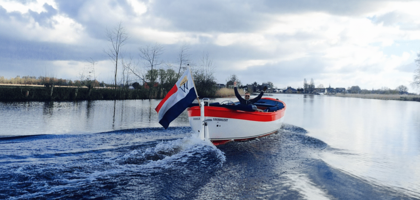 Privé sloep met schipper op de Vecht bij Loosdrecht