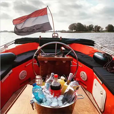 Heerlijkdagje sloep huren met een groot gezelschap voor een onvergetelijke dag op het water