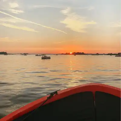 Heerlijkdagje uitzicht over de Loosdrechtse Plassen vanaf een varend terras