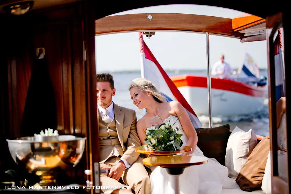 Bruidspaar op luxe sloep Loosdrecht – trouwen op het water met schipper en bloemendecoratie