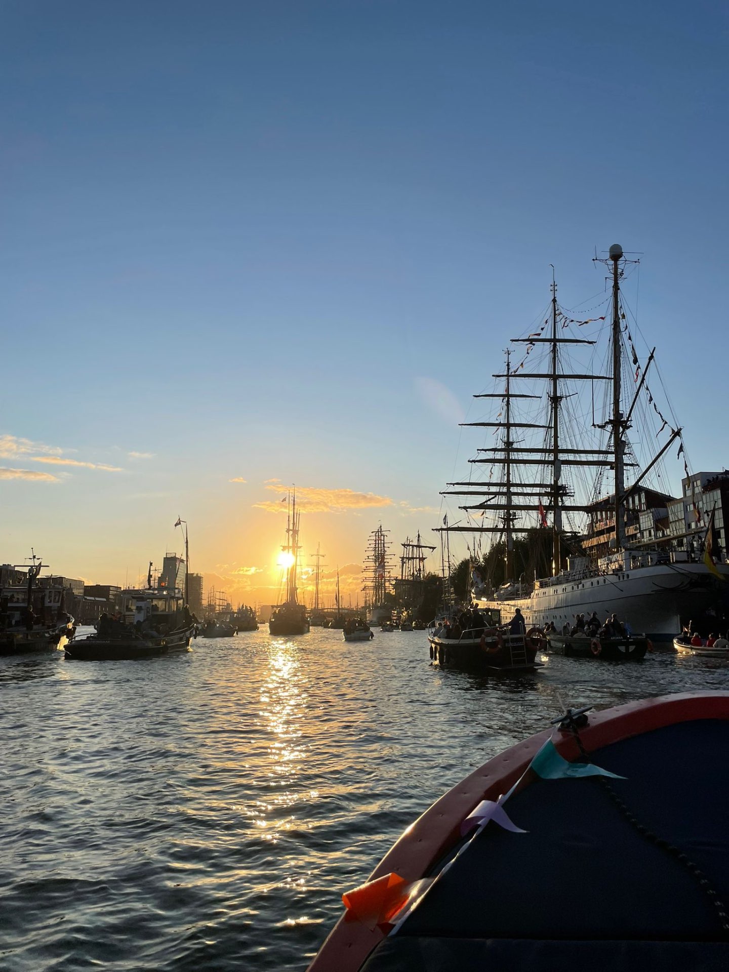 Zonsondergang bij de haven van Loosdrecht