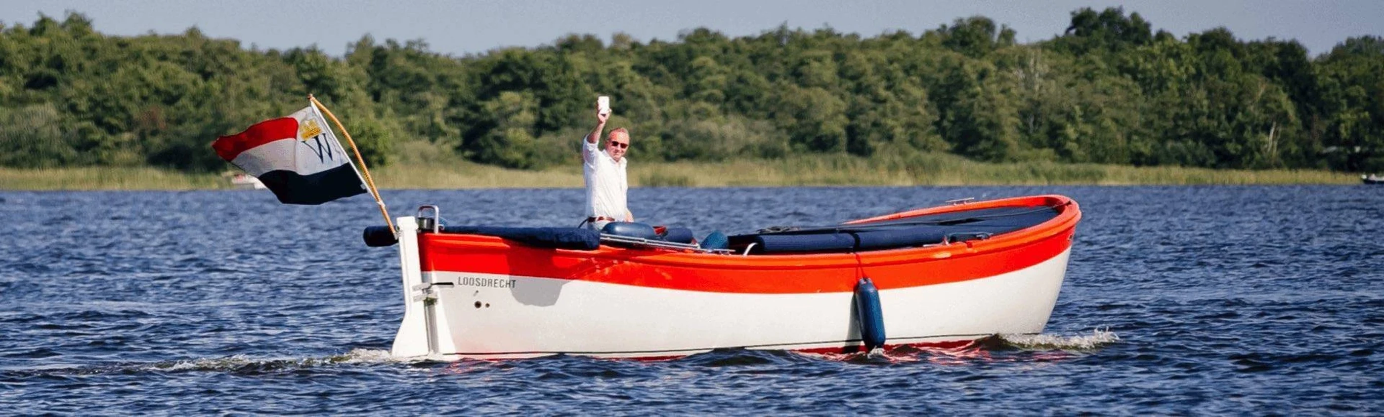 Luxe sloep met schipper varend op de Loosdrechtse Plassen - Heerlijkdagje